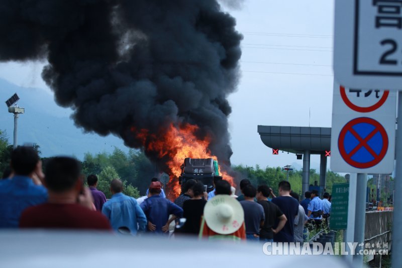 杭州黃湖高速出口一貨車(chē)發(fā)生自燃 無(wú)人員傷亡