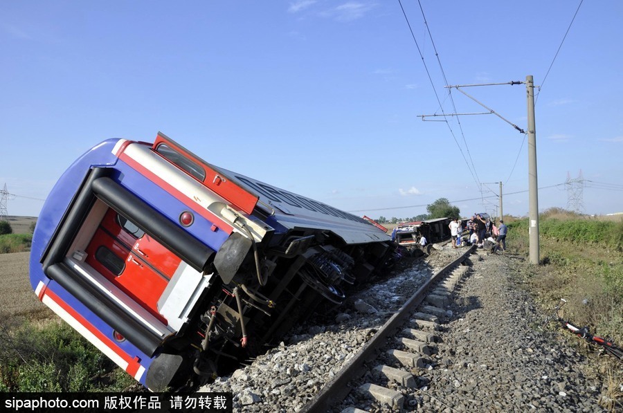 土耳其泰基爾達發生列車出軌事故 至少10人死亡