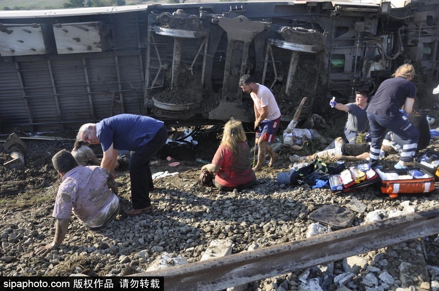 土耳其泰基爾達發(fā)生列車出軌事故 至少10人死亡