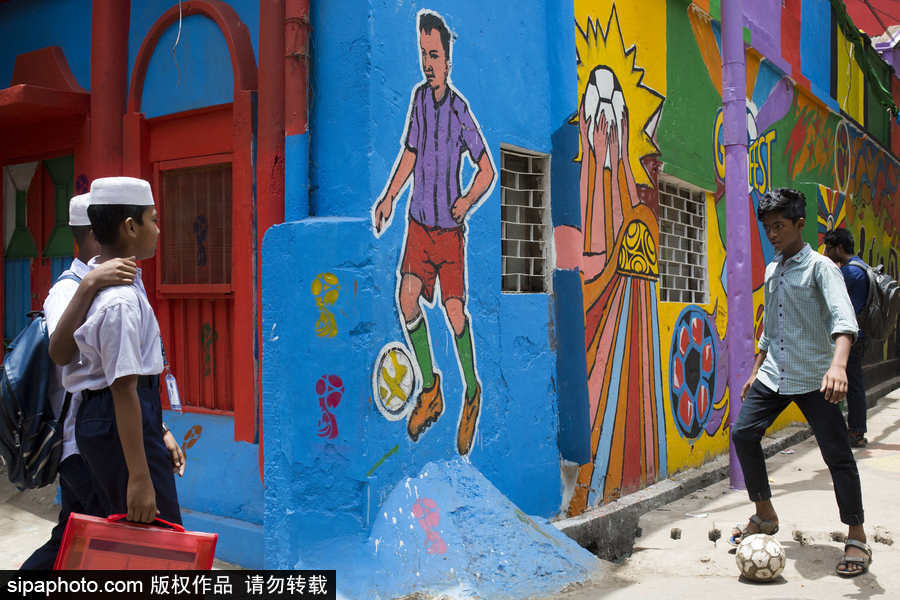 孟加拉國達(dá)卡街頭現(xiàn)世界杯主題壁畫 色彩繽紛氛圍濃厚