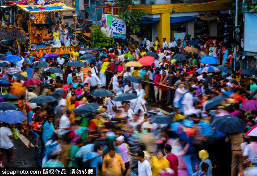 造型夸張形態(tài)各異！印度人民走上街頭慶祝扎格納特乘車節(jié)