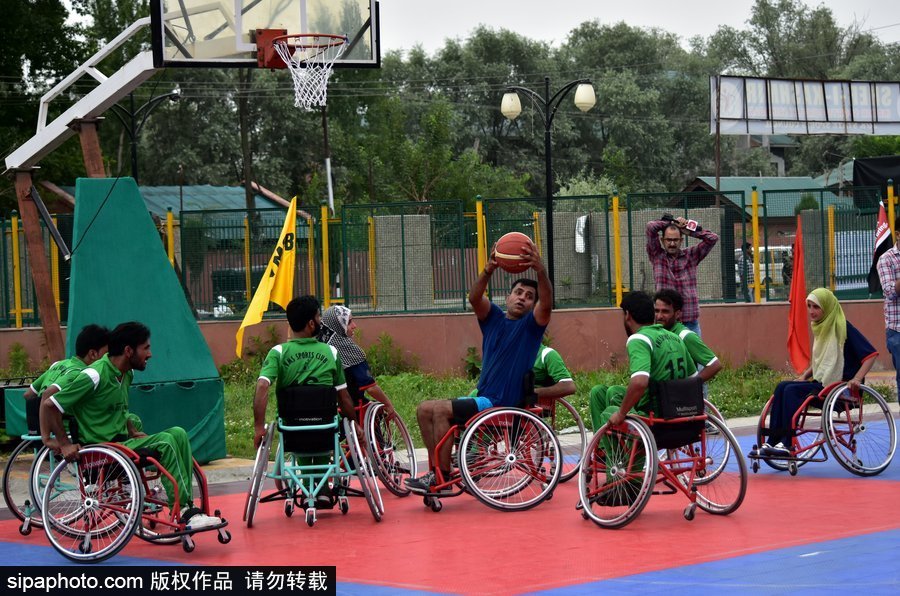 輪椅上的籃球夢(mèng) 印度斯利那加殘疾人籃球夏令營