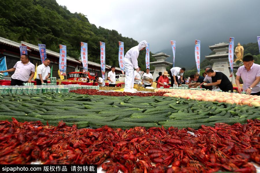 2噸重巨無(wú)霸“龍蝦啤酒拼盤”亮相 數(shù)千人分食