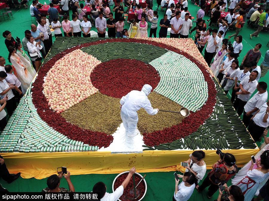 2噸重巨無(wú)霸“龍蝦啤酒拼盤”亮相 數(shù)千人分食