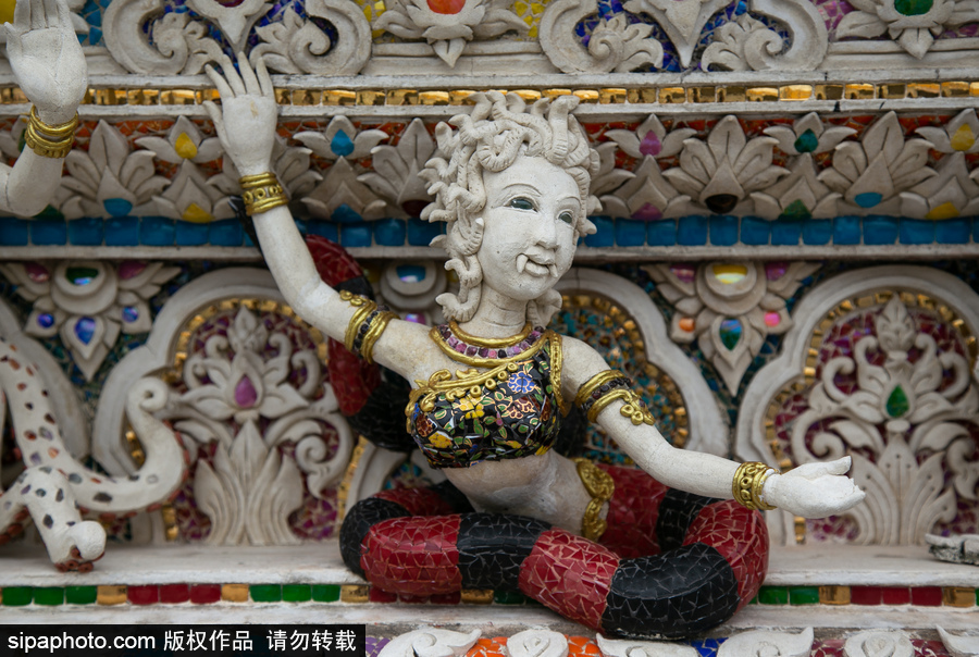 泰國曼谷一廟宇驚現(xiàn)超人、皮卡丘等動漫雕像 跨界裝飾創(chuàng)意無窮！