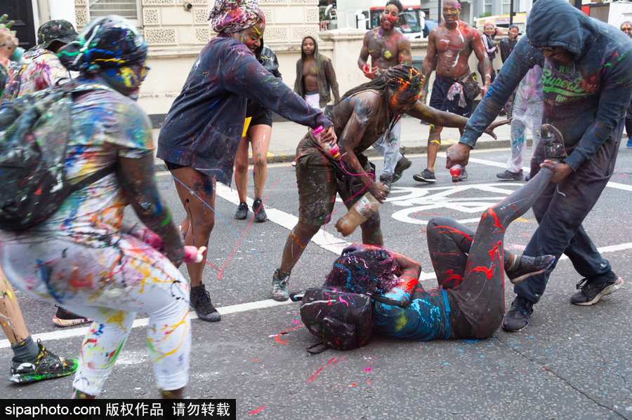 英國倫敦諾丁山狂歡節(jié)首日：肆意潑墨享受涂鴉樂趣 超100萬人參與狂歡活動(dòng)