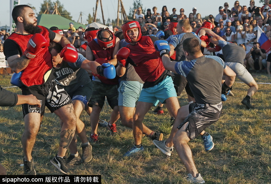 來自“戰(zhàn)斗民族”的力量比拼！俄羅斯坦波夫地區(qū)傳統(tǒng)體育比賽現(xiàn)場十分火熱