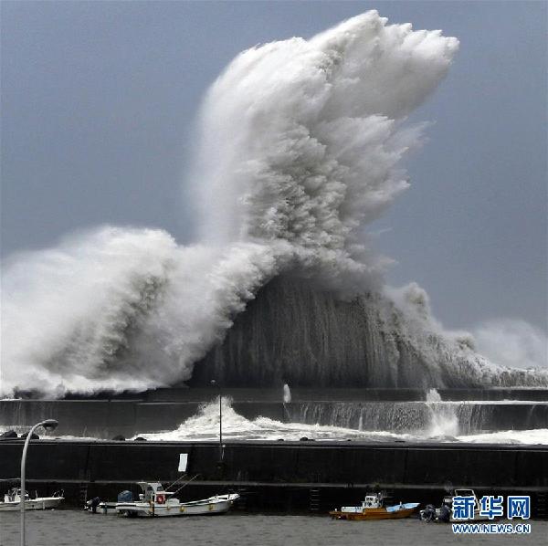 日本關西機場被淹成孤島 中國總領館接千名同胞回家