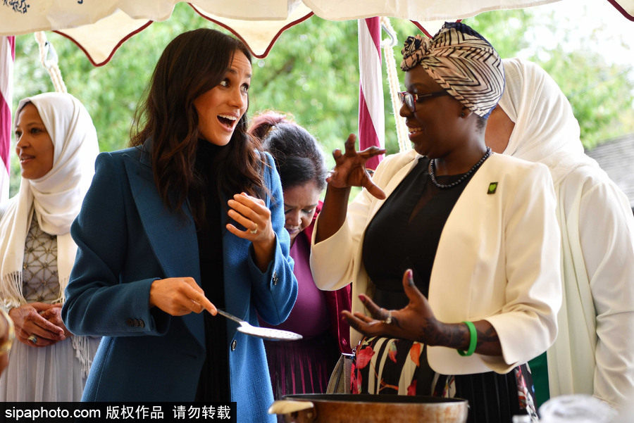 英國(guó)哈里王子夫婦出席烹飪書(shū)籍出版儀式 梅根王妃親自嘗試展現(xiàn)廚藝