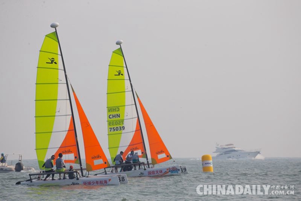 全家共享歡聚一堂 2018中國(guó)家庭帆船賽青島站匯泉灣起航