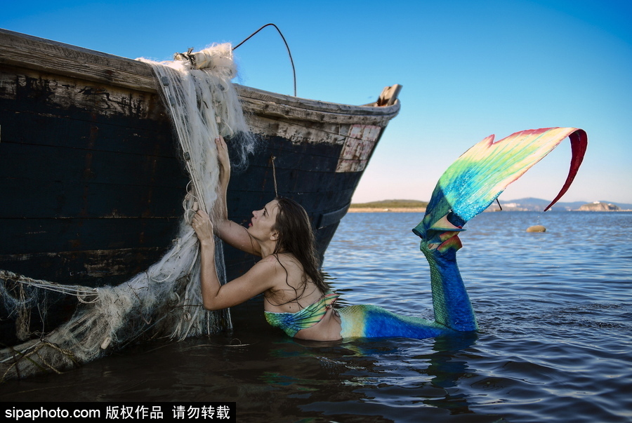 俄羅斯符拉迪沃斯托克：“美人魚”模特水中拍照再現(xiàn)童話場(chǎng)景