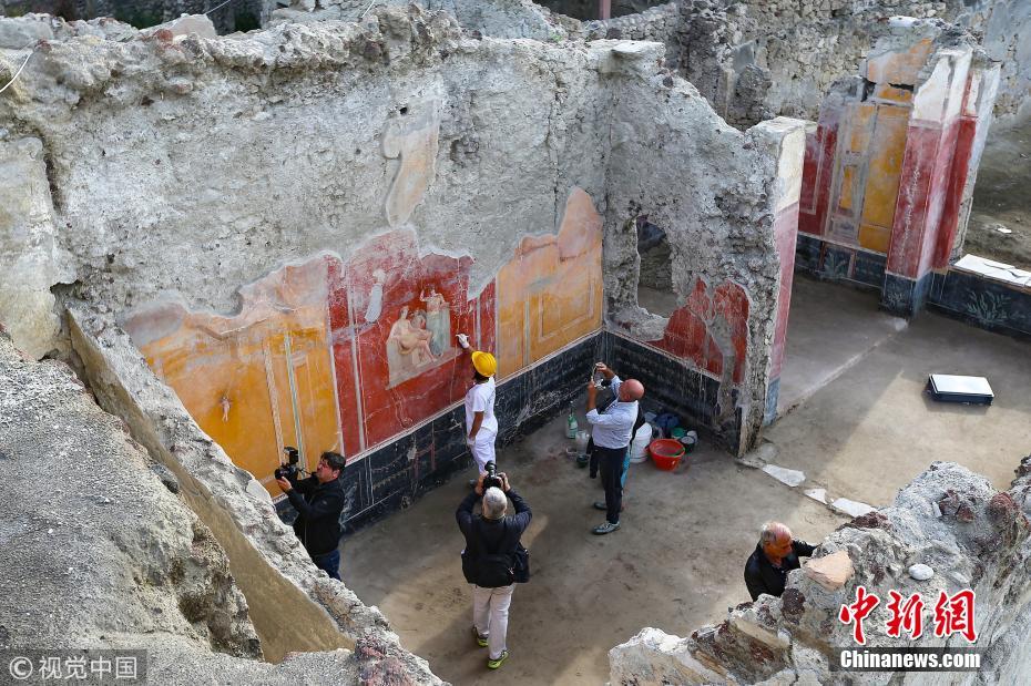 意大利龐貝古城精美壁畫遺跡出土 工作人員展開(kāi)修復(fù)