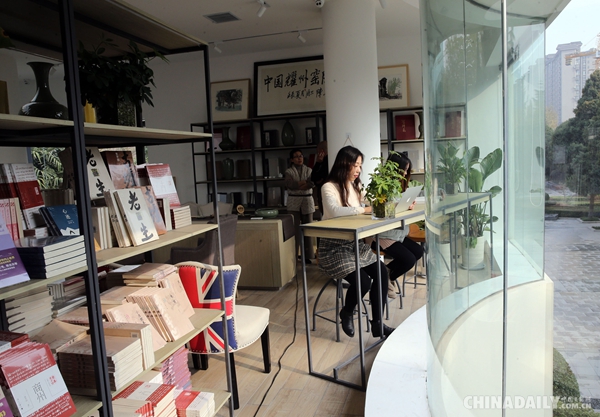 西安網紅書店成“爆款” “玻璃盒”中享受愜意閱讀時光