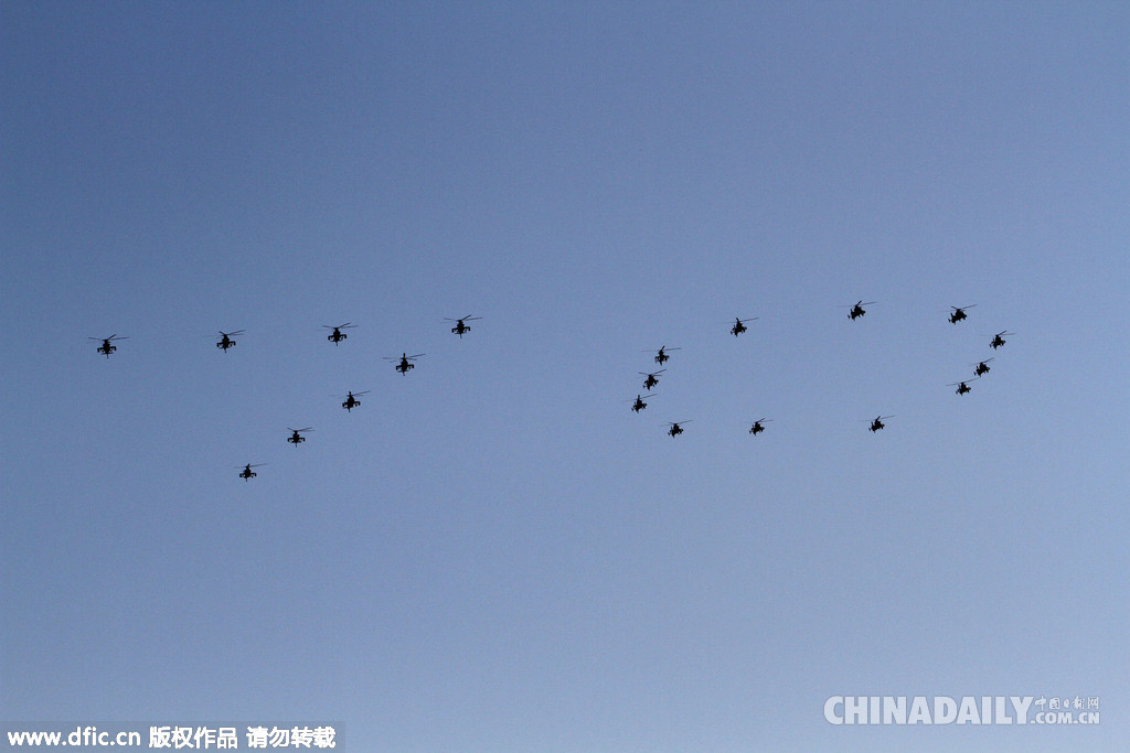 抗戰勝利70周年閱兵：空中護旗方隊飛過北京CBD